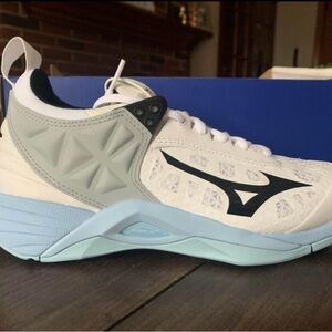 Brand New Mizuno Wave Momentum volleyball shoes size 7